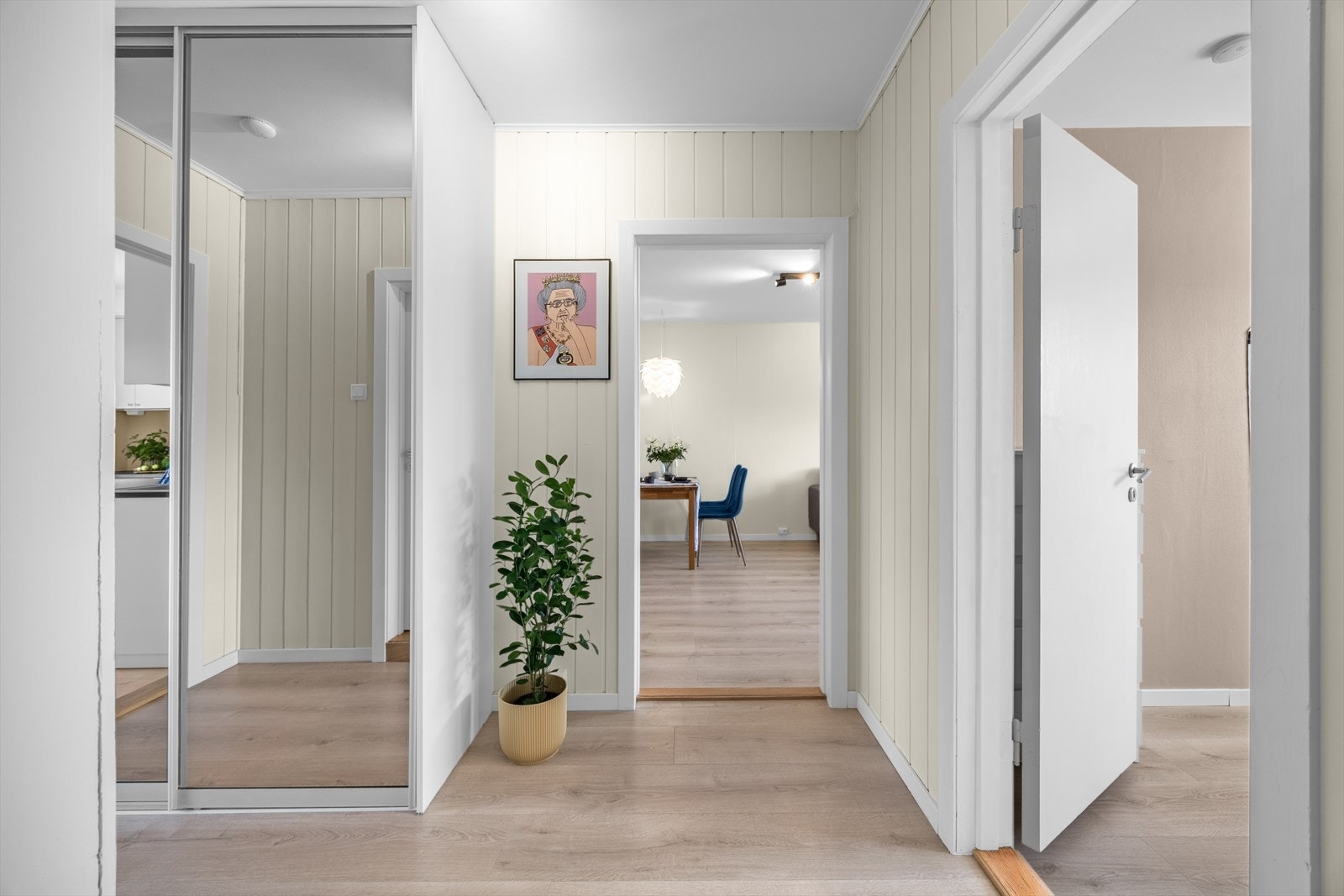 Gangen binder alle rommene i leiligheten sammen og sikrer en effektiv flyt. Galleribilde