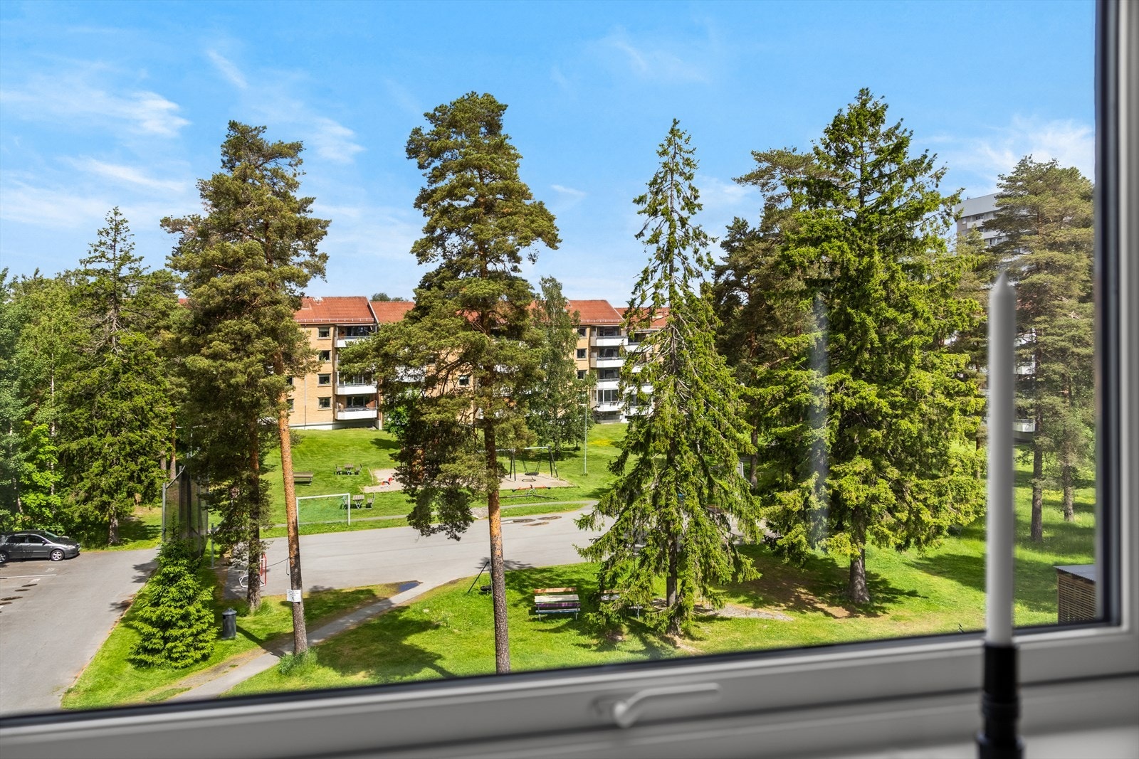 Fra leiligheten er det utsyn mot rolige, grønne fellesarealer. Galleribilde