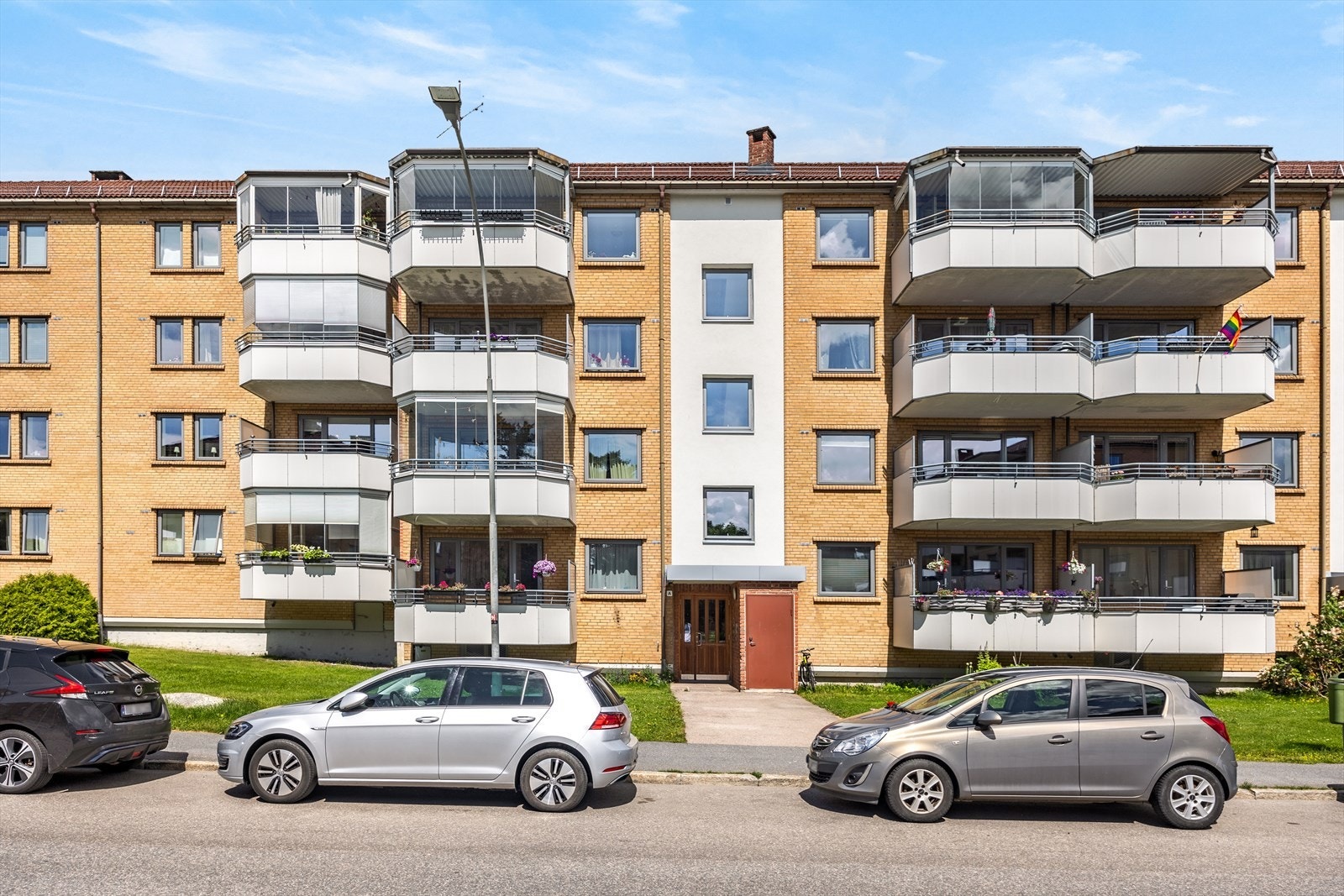 Felles trappeoppgang i betong. Leiligheten ligger fint til i øverste etasje. Galleribilde