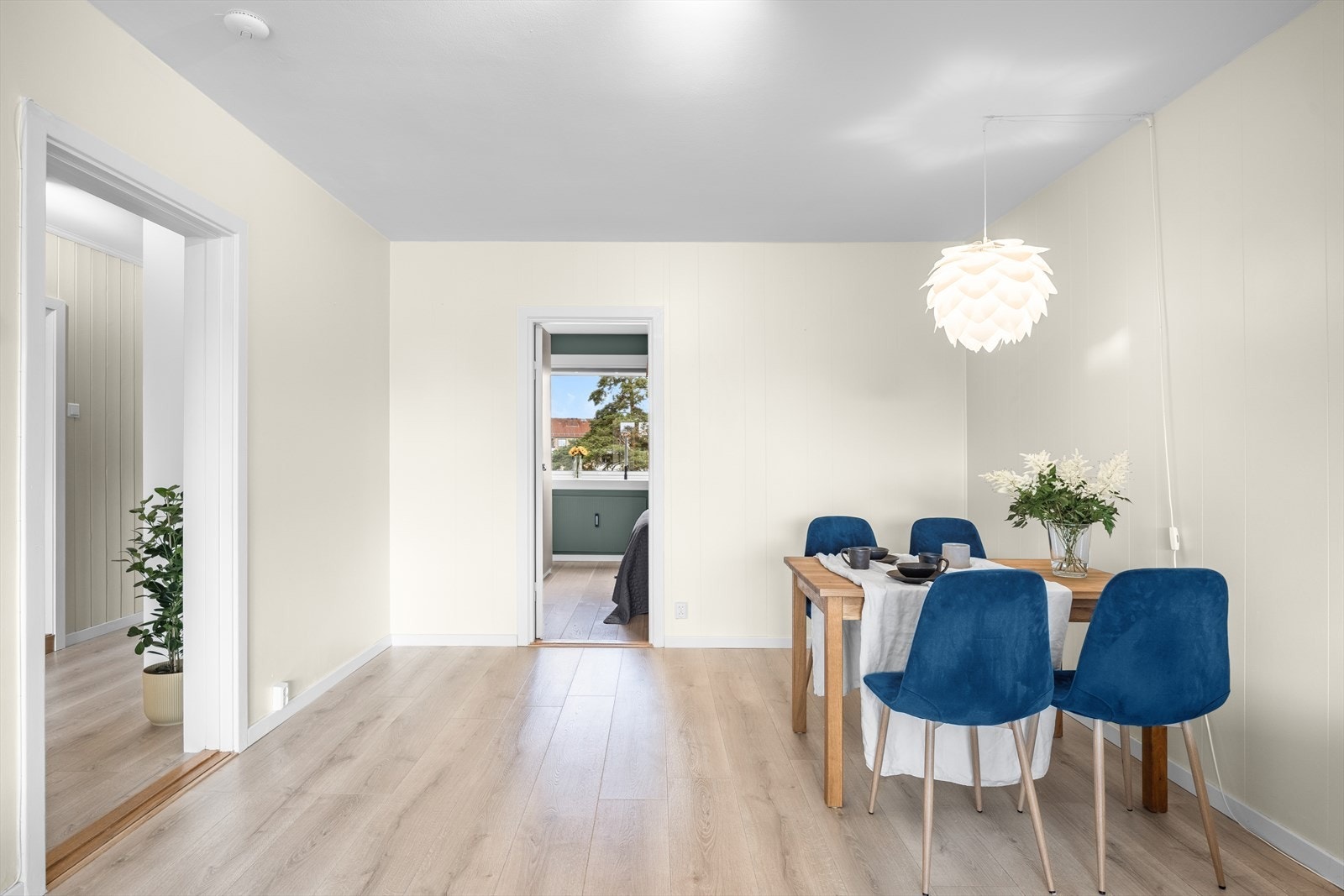 Gulvoverflatene består av laminat og parkett, som skaper en helhetlig følelse i leiligheten. Galleribilde