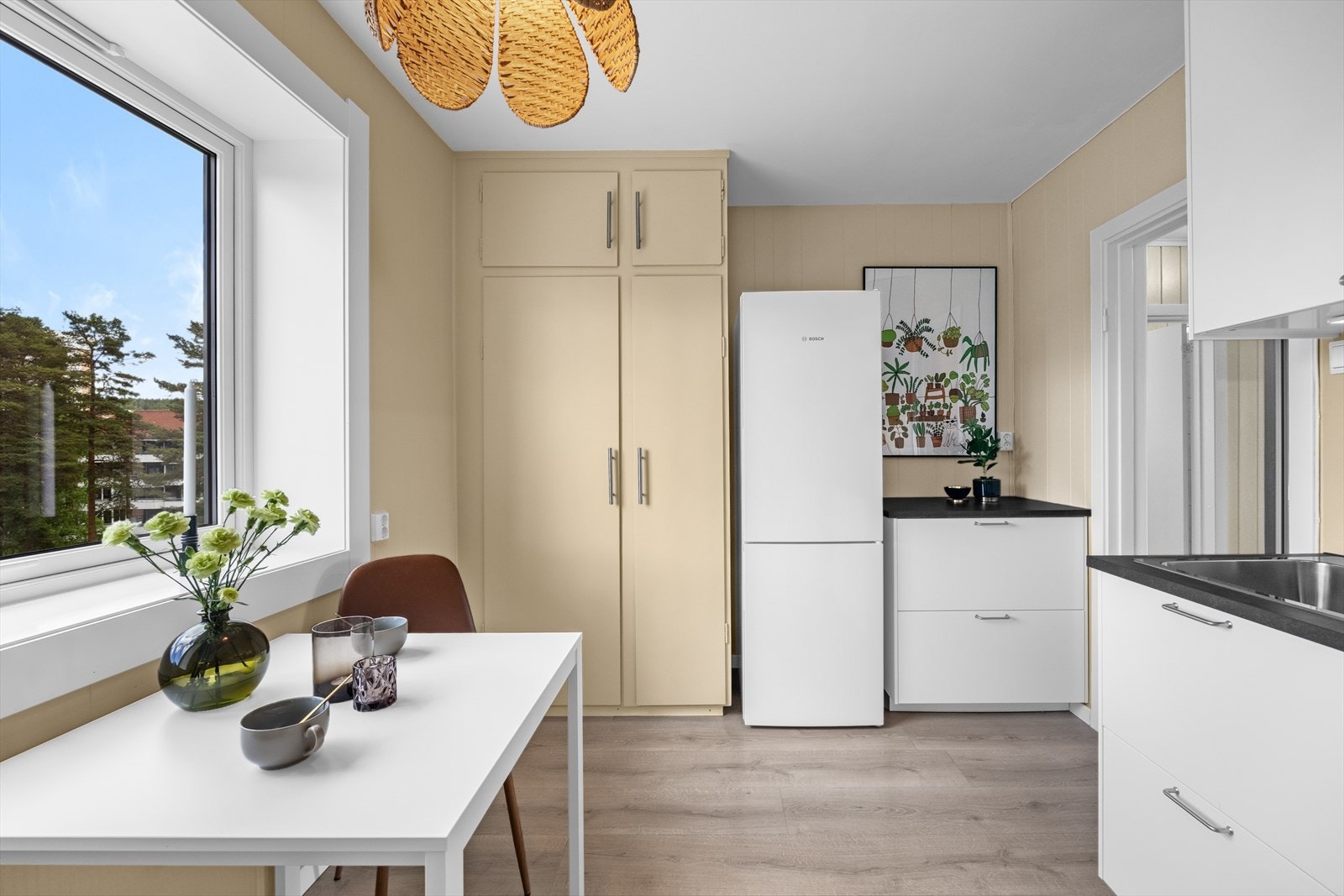 Plass til frittstående kjøl- og fryseskap. Alle hvitevarene medfølger salget. Galleribilde