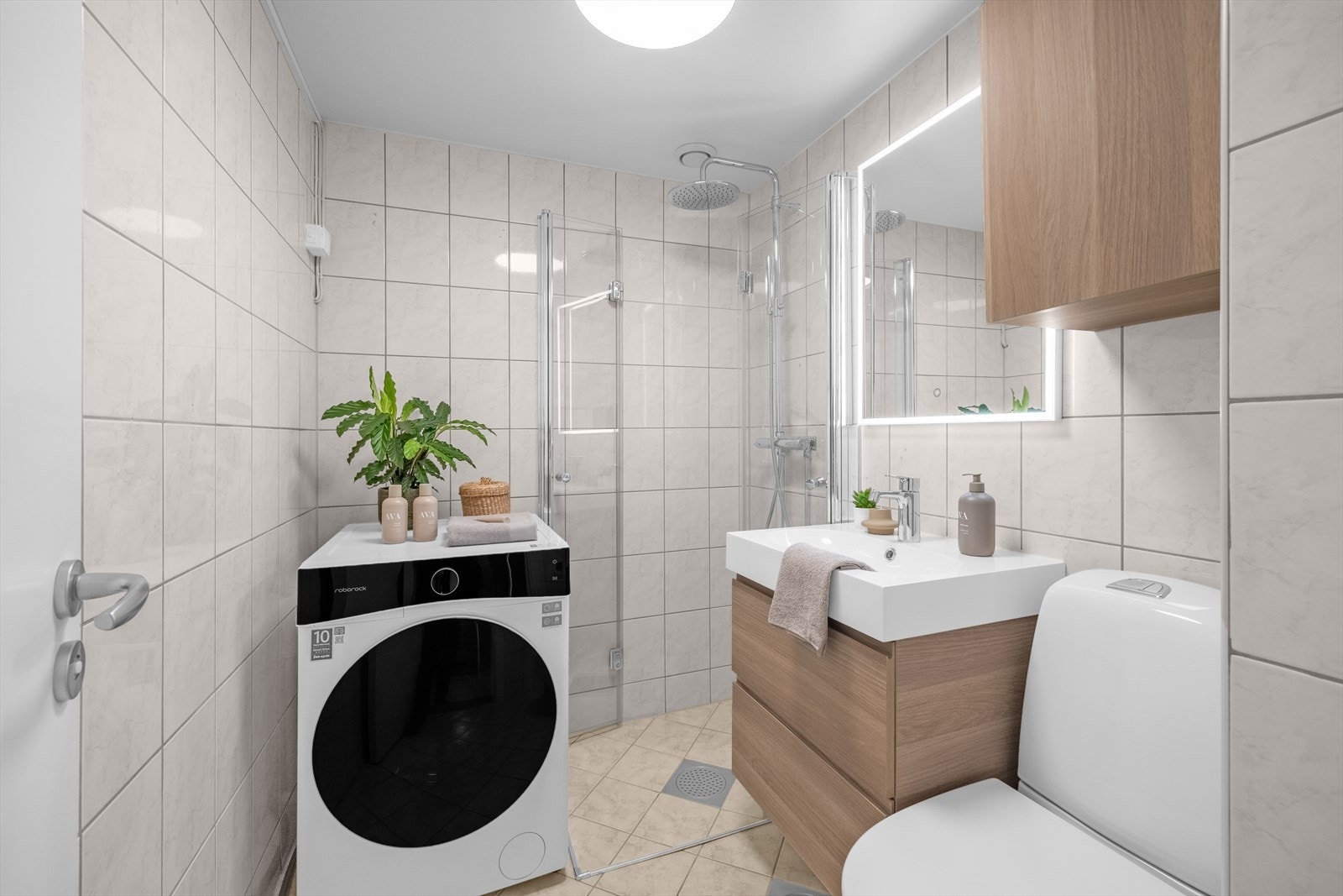 Badet ble pusset opp i regi av borettslaget i 2003/2004, soilrør og sluk ble skiftet i den forbindelse. Behagelig gulvvarme og opplegg for vaskemaskin. Plass til tørketrommel. Galleribilde