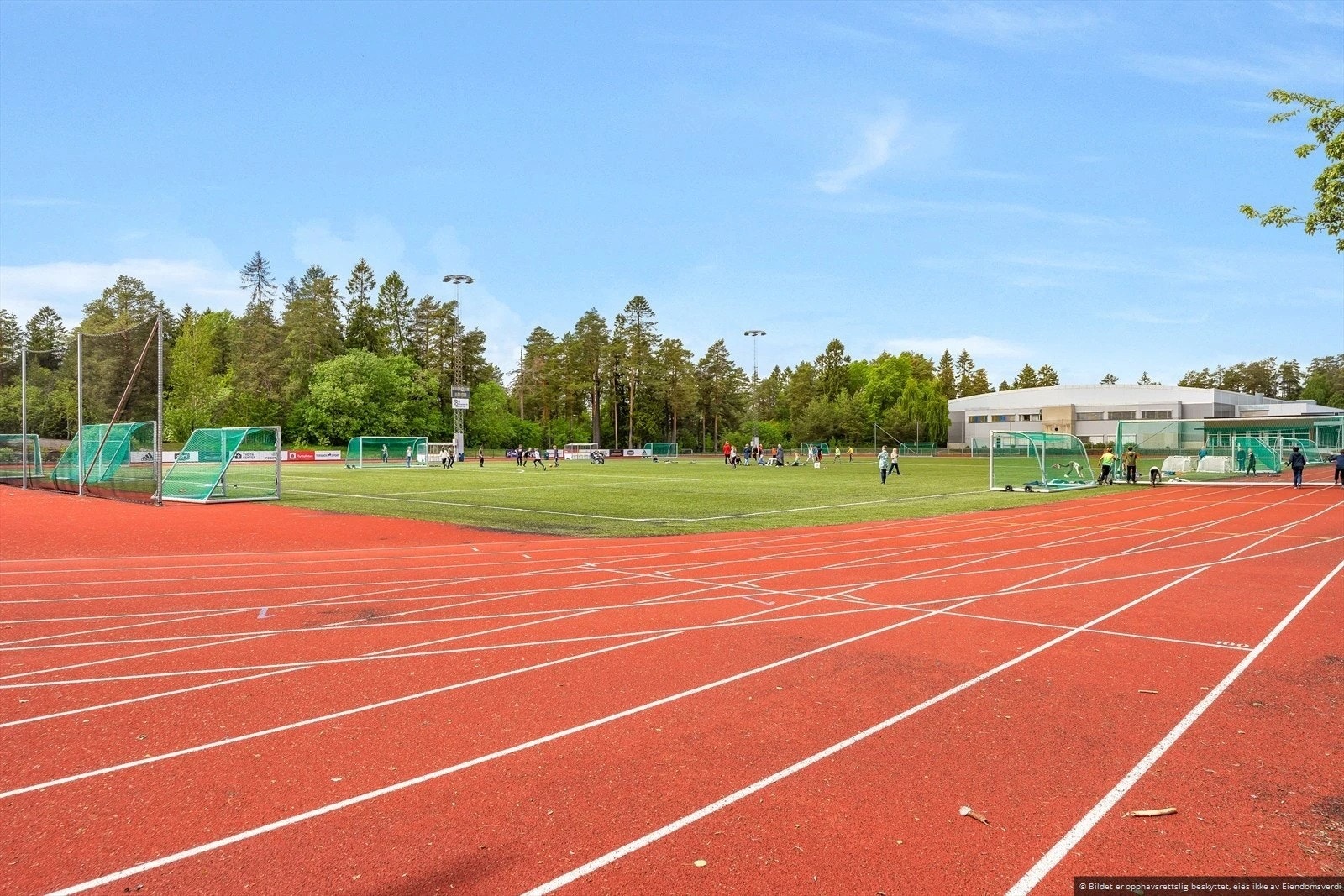 Oppsal arena med kunstgressbane og friidrettsbane gir muligheter for ulike sportsaktiviteter. Galleribilde
