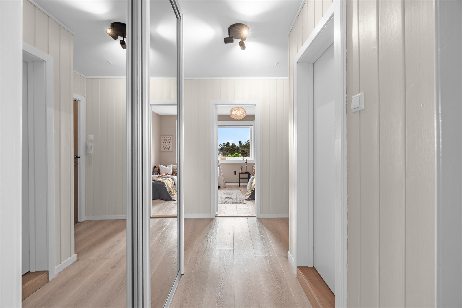I gangen er det en romslig skyvedørsgarderobe med speilfronter. Galleribilde