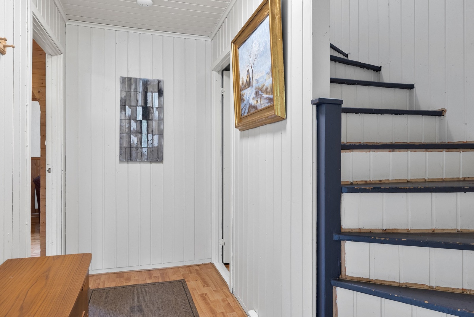 Trappen leder til boligens loftetasje Galleribilde