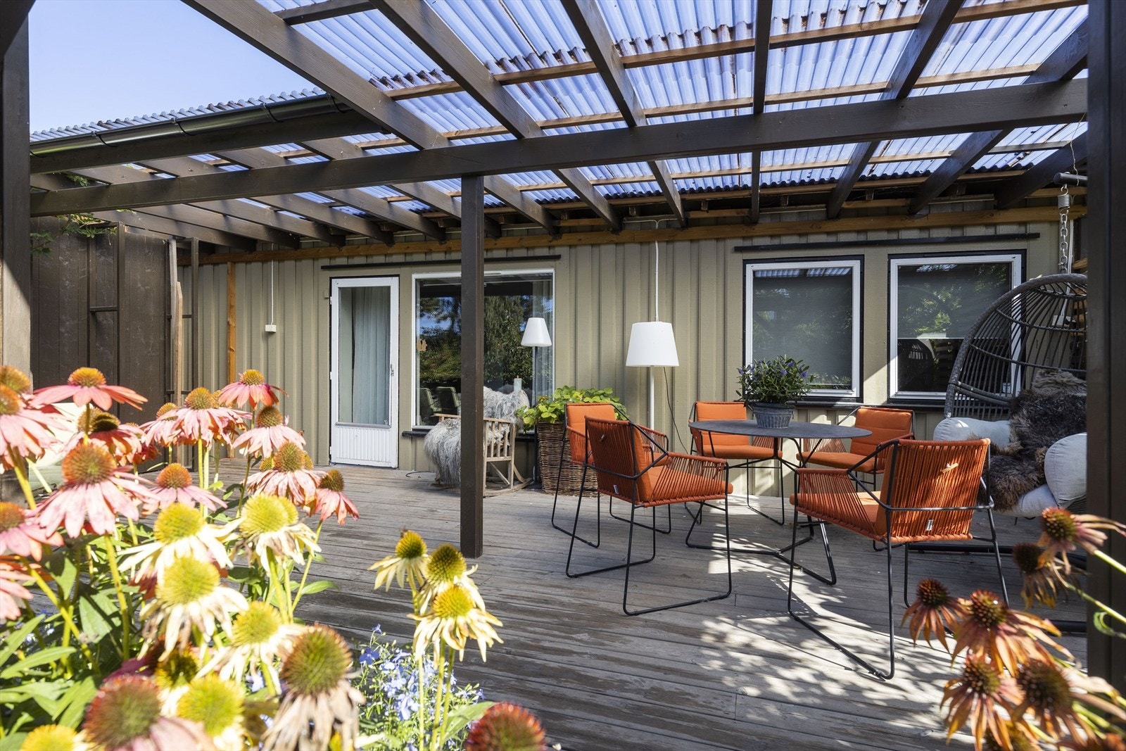Romslig overbygd terrasse Galleribilde