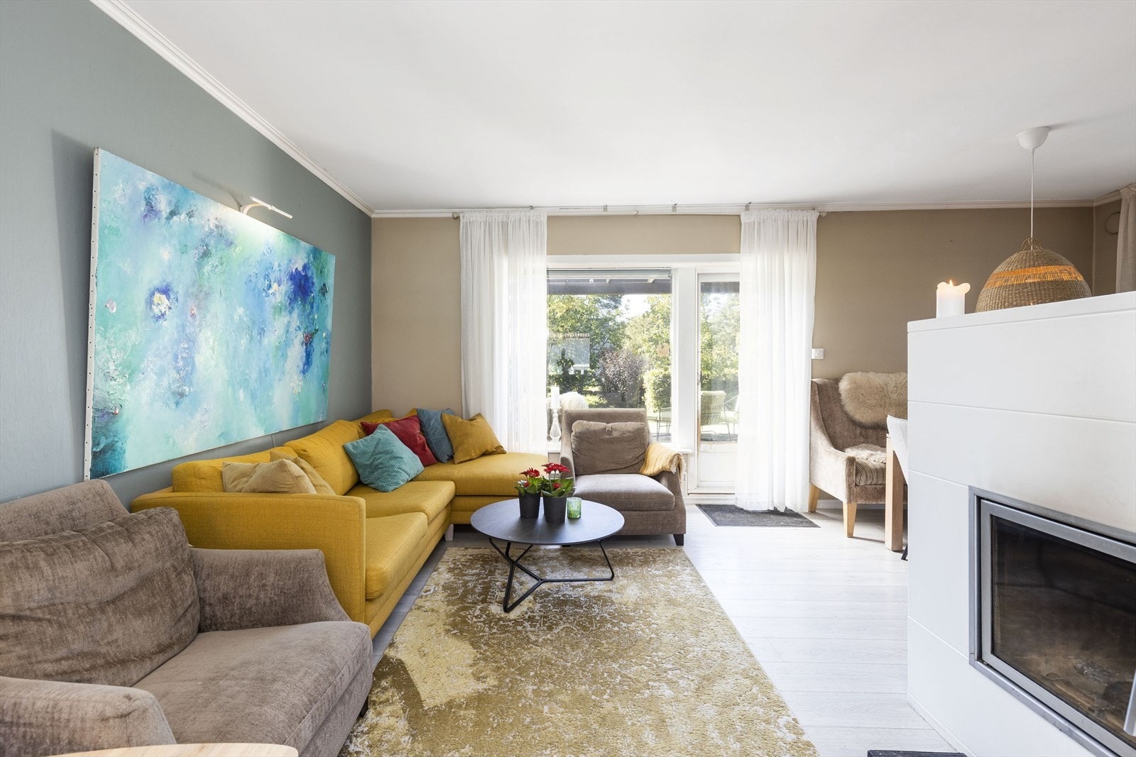 Pen stue med moderne peisovn og utgang til terrasse Galleribilde