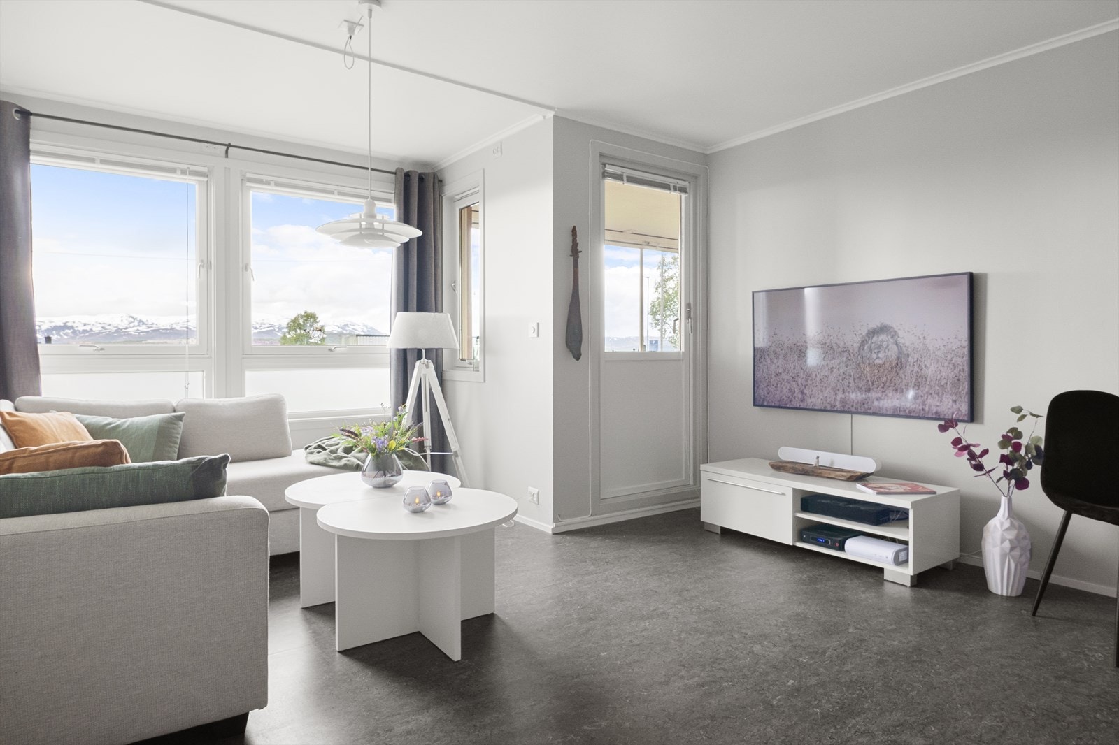 Rikelig naturlig lysinnslipp i stuen, samt gode møbleringsmuligheter og utgang til innglasset balkong. Galleribilde