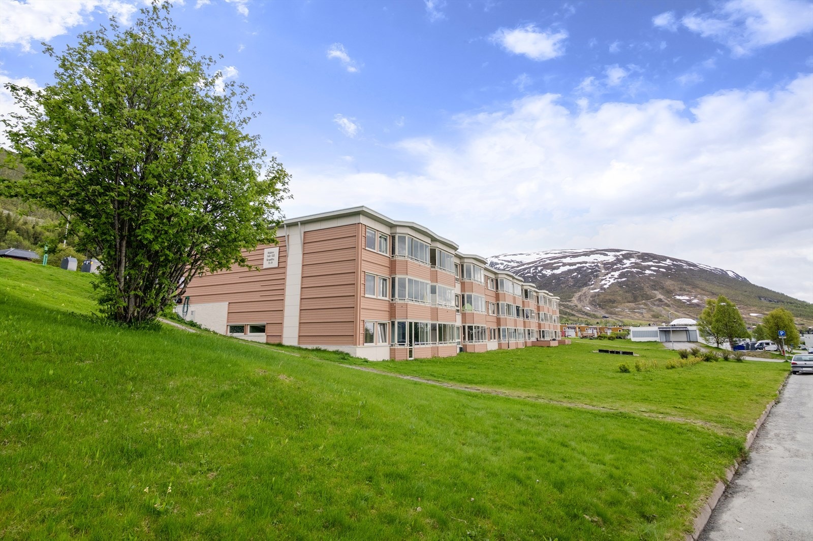 Her bor du med nærhet til det meste, med kort vei til matbutikk, flotte turområder, Tromsø Alpinpark, busstopp med gode og hyppige forbindelser, og mye mer! Velkommen på visning! Galleribilde