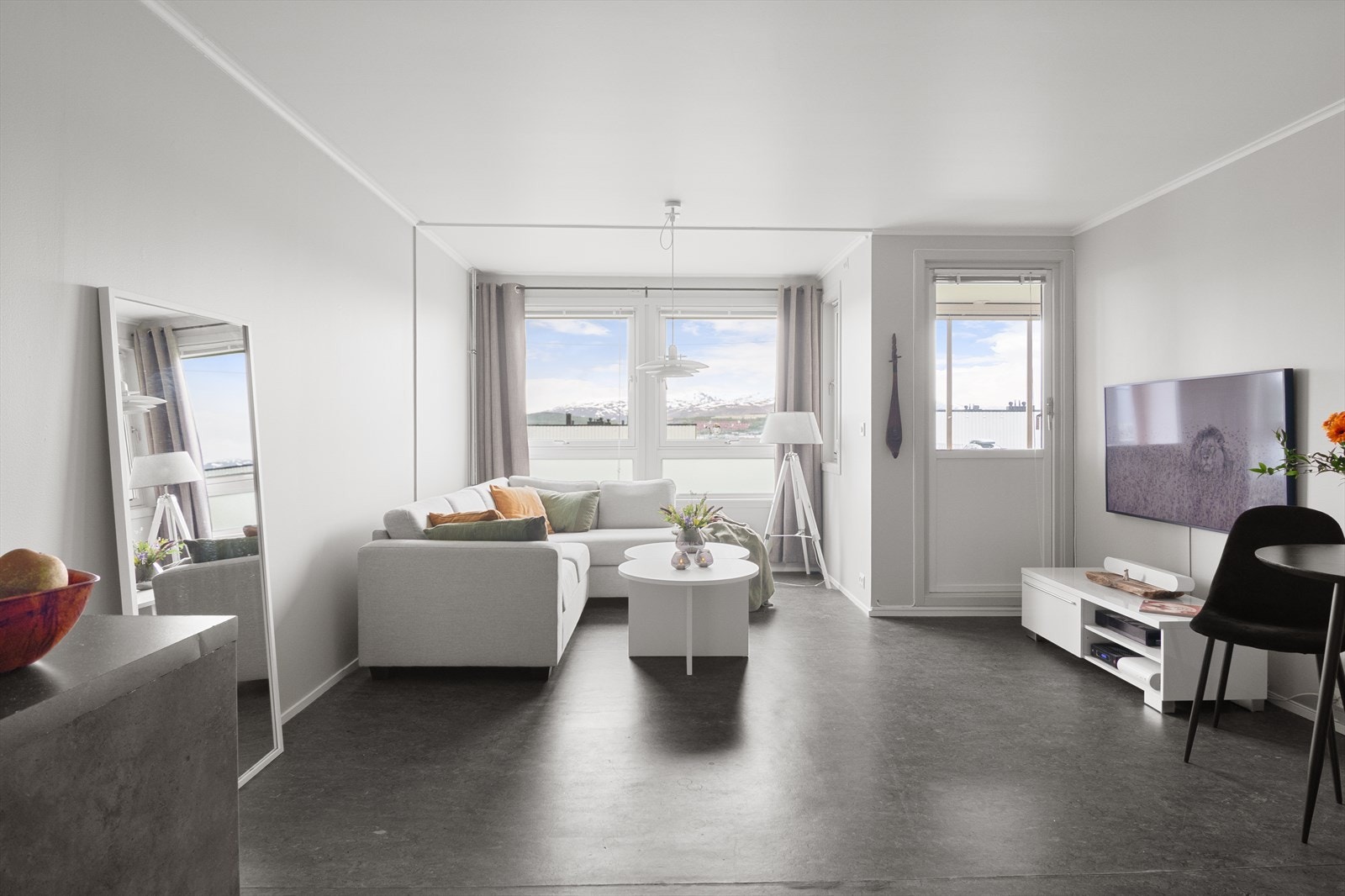En lys og romslig 2-roms med parkering, innglasset balkong og vannbåren fjernvarme! Galleribilde