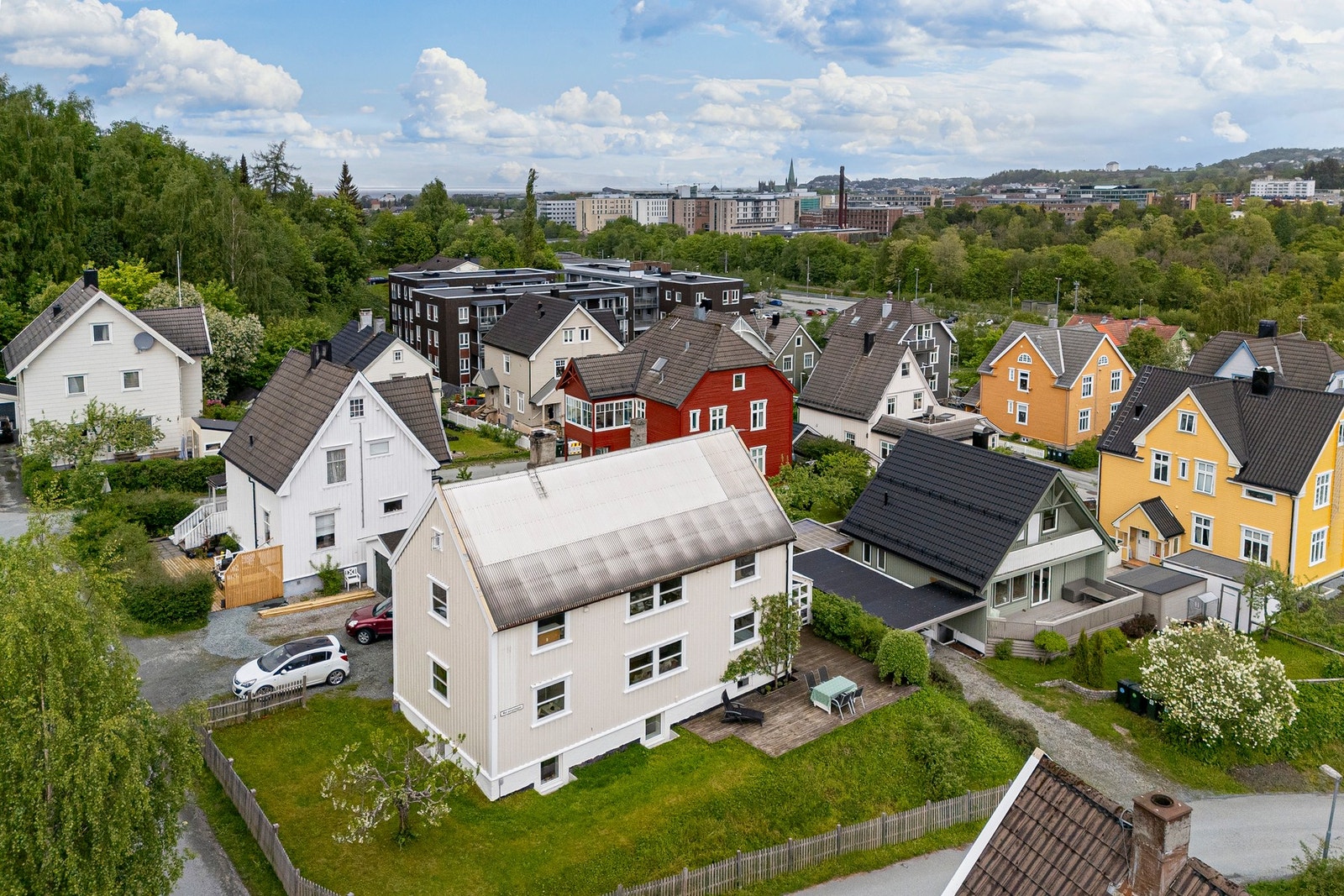 En liten sykkeltur hjemmefra ligger Ilaparken og vakre Skansen, med marina og restaurant. Galleribilde