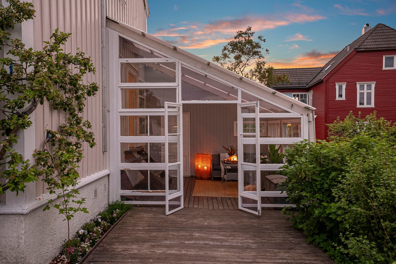 Innenfor finnes denne lune hagestuen, som forlenger utekvelden med flere timer. Galleribilde