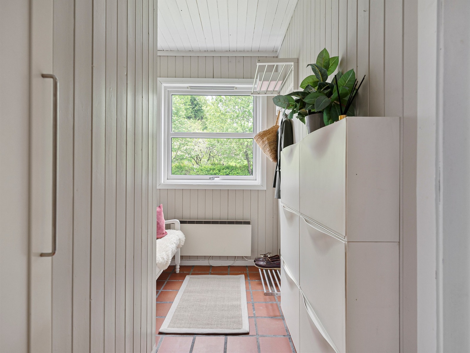 Egen gang med garderobe som måler 4,7 kvm. Galleribilde