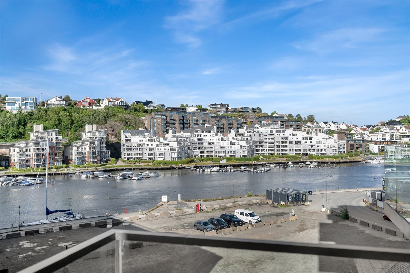 Herlig utsikt mot elva Galleribilde