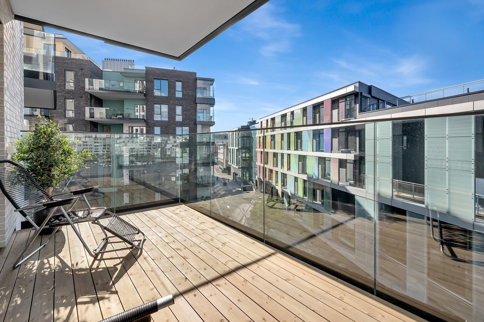 Stor veranda med sol på morgen og på ettermiddagen... Galleribilde