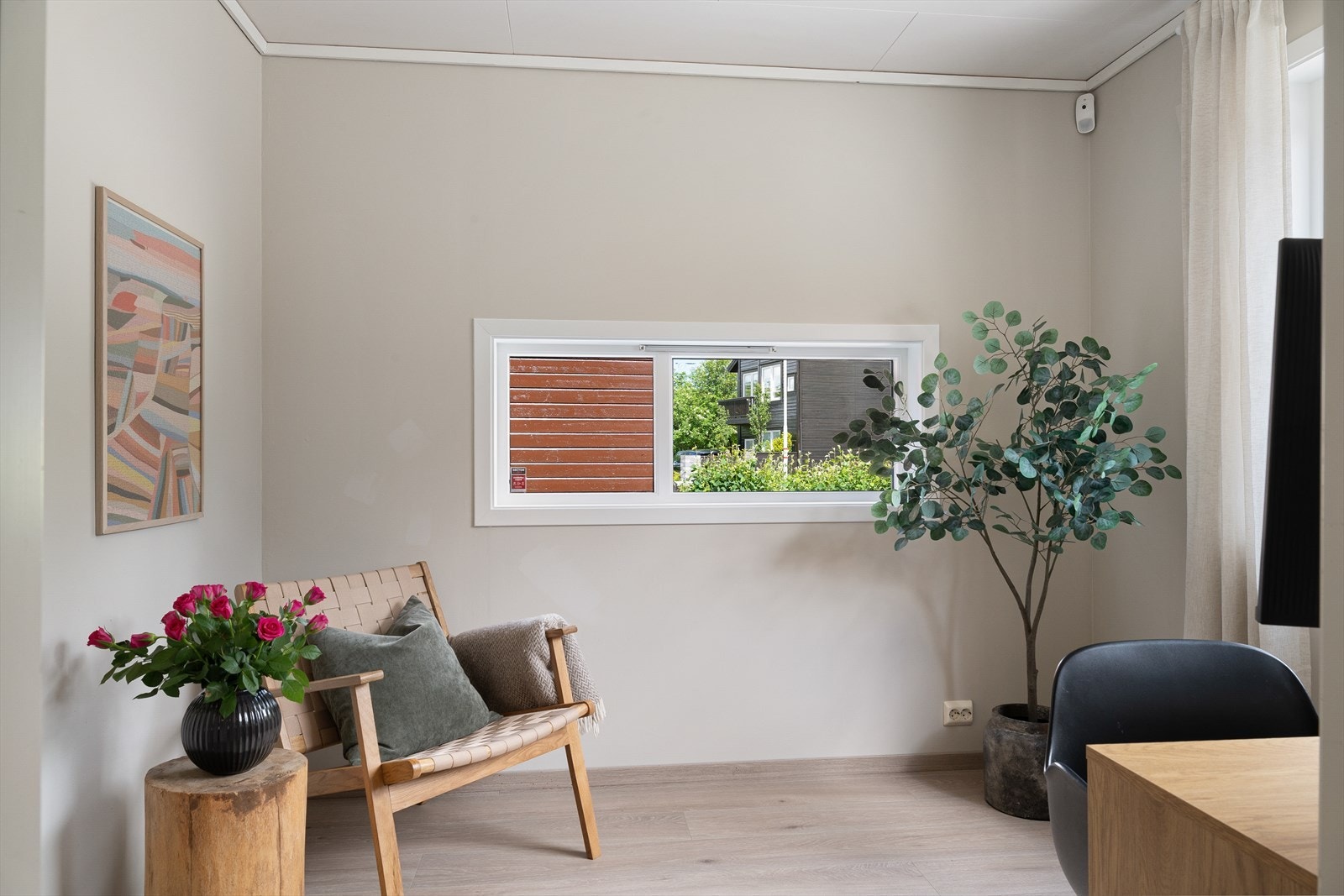 Lyst og trivelig rom med flere bruksmuligheter, enten som hjemmekontor, lesehjørne eller ekstra oppholdsrom. Galleribilde