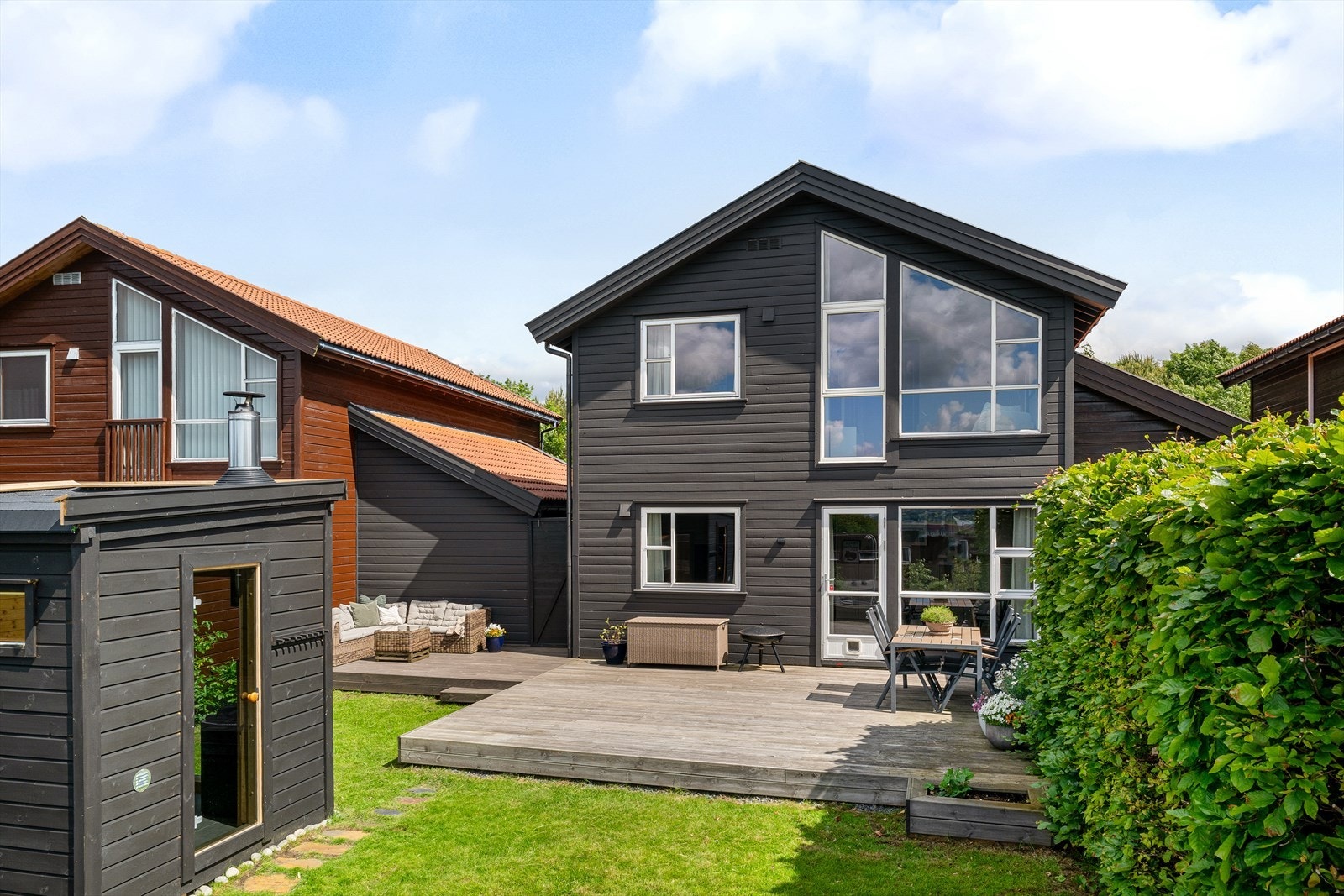 Solrik og skjermet hage med romslig terrasse, plenområde og gode soner for både avslapning og sosiale sammenkomster. Galleribilde