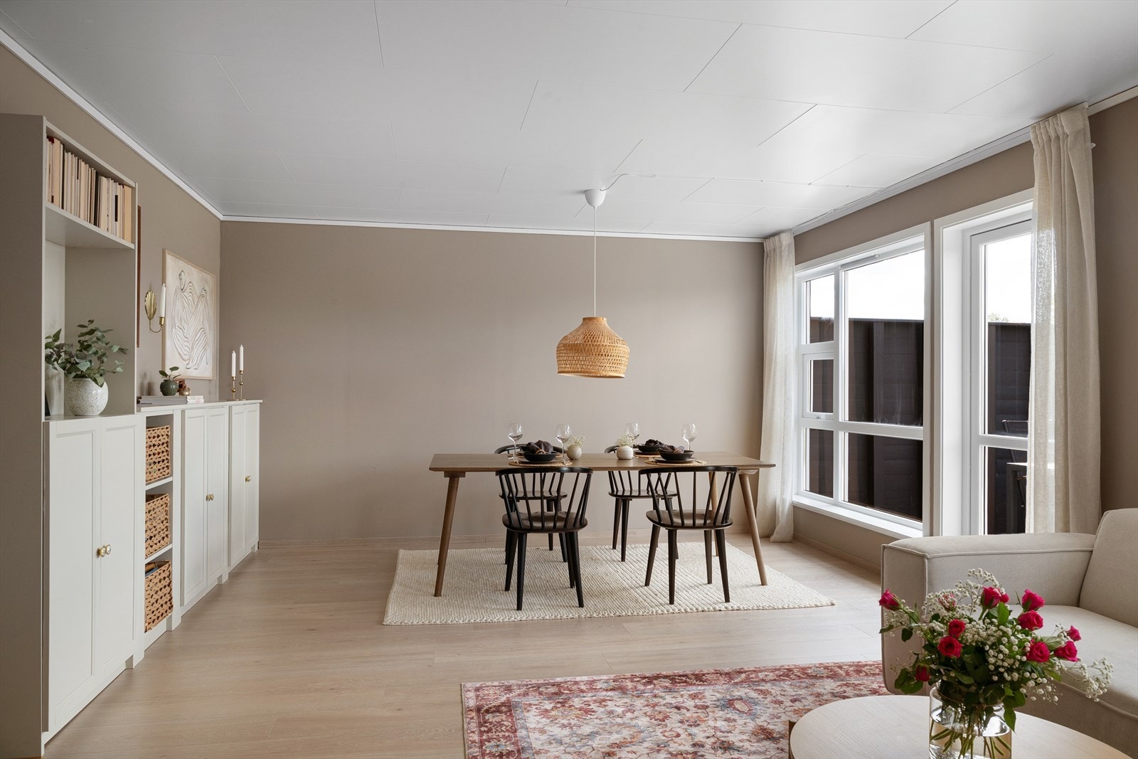 Sosial spiseavdeling i tilknytning til oppholdsrommet, med fleksible møbleringsmuligheter og naturlig lysinnslipp. Galleribilde