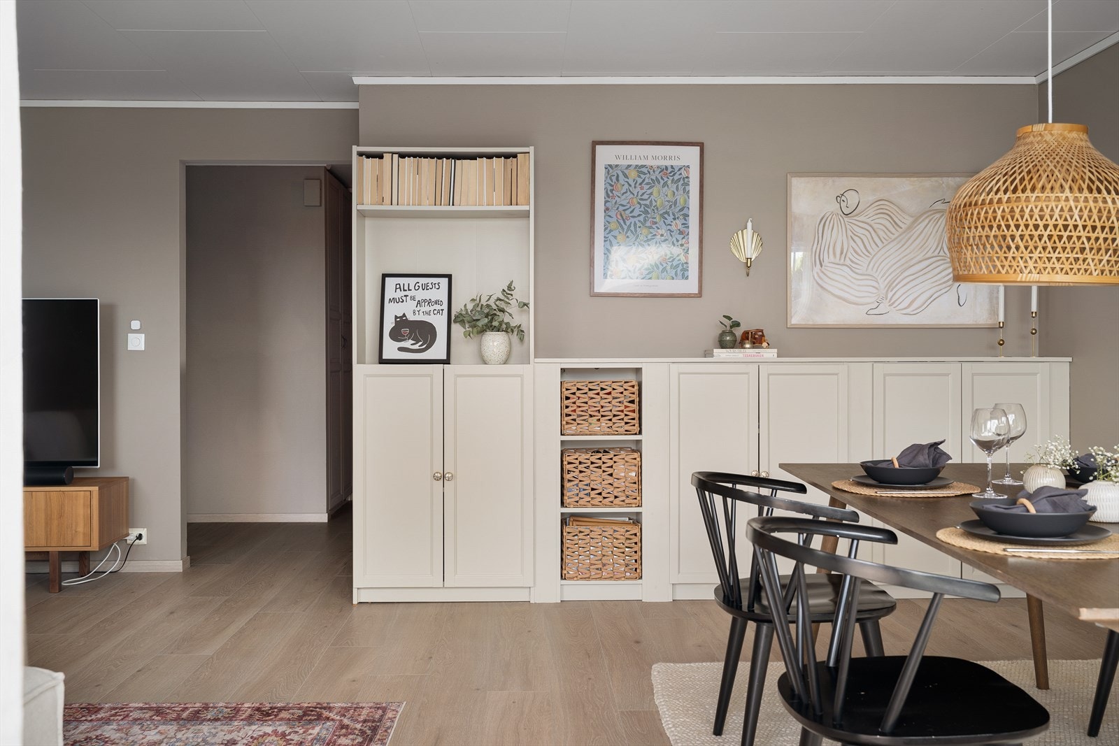Åpen og innbydende løsning med naturlig overgang mellom spiseplass og stue. Galleribilde