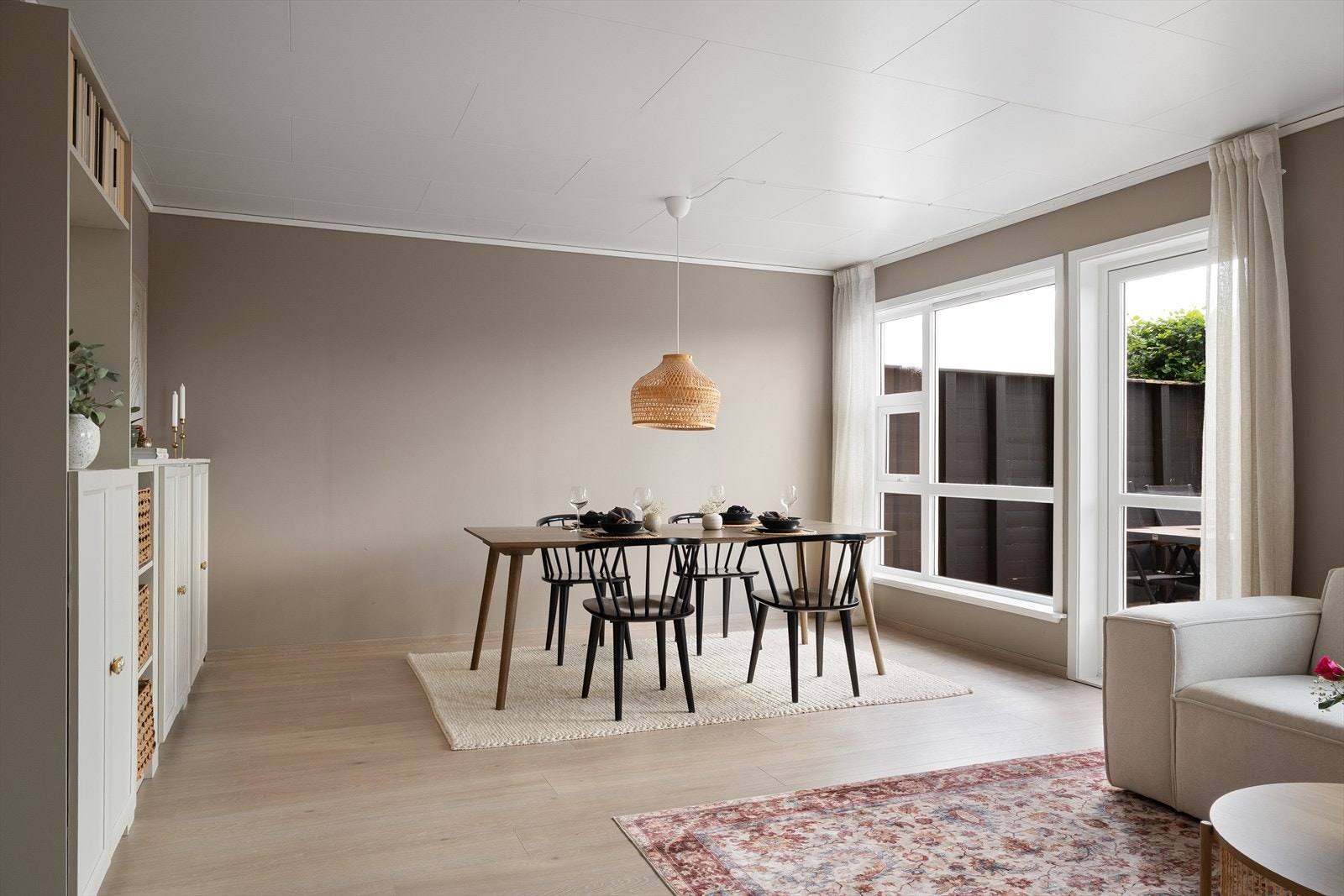 Lys og innbydende spisestue med god plass til et større spisebord. Galleribilde