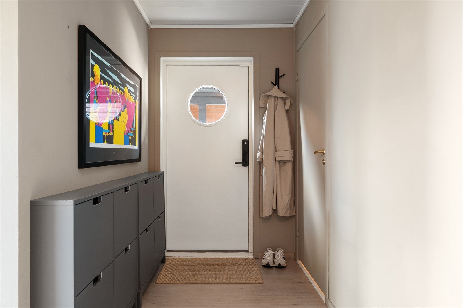 Praktisk entré med plass til oppbevaring av yttertøy og sko. Galleribilde