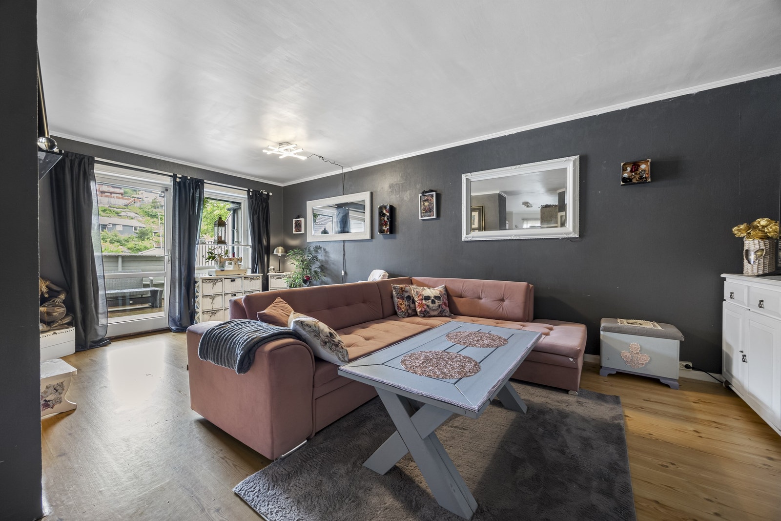 Stor stue med vindusflater som slipper rikelig med dagslys inn. Galleribilde