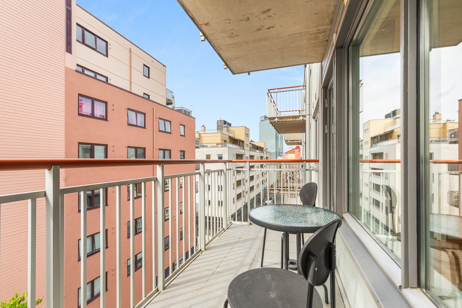 Et sentralt og urbant område med et bredt utvalg av servicetilbud og restauranter, samt kort vei til Bjørvika/Barcode og Oslo sentrum. Galleribilde