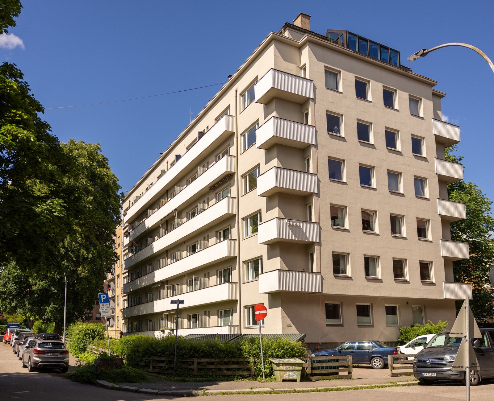 Hjelms gate er en liten og skjult gate uten gjennomgangstrafikk Galleribilde