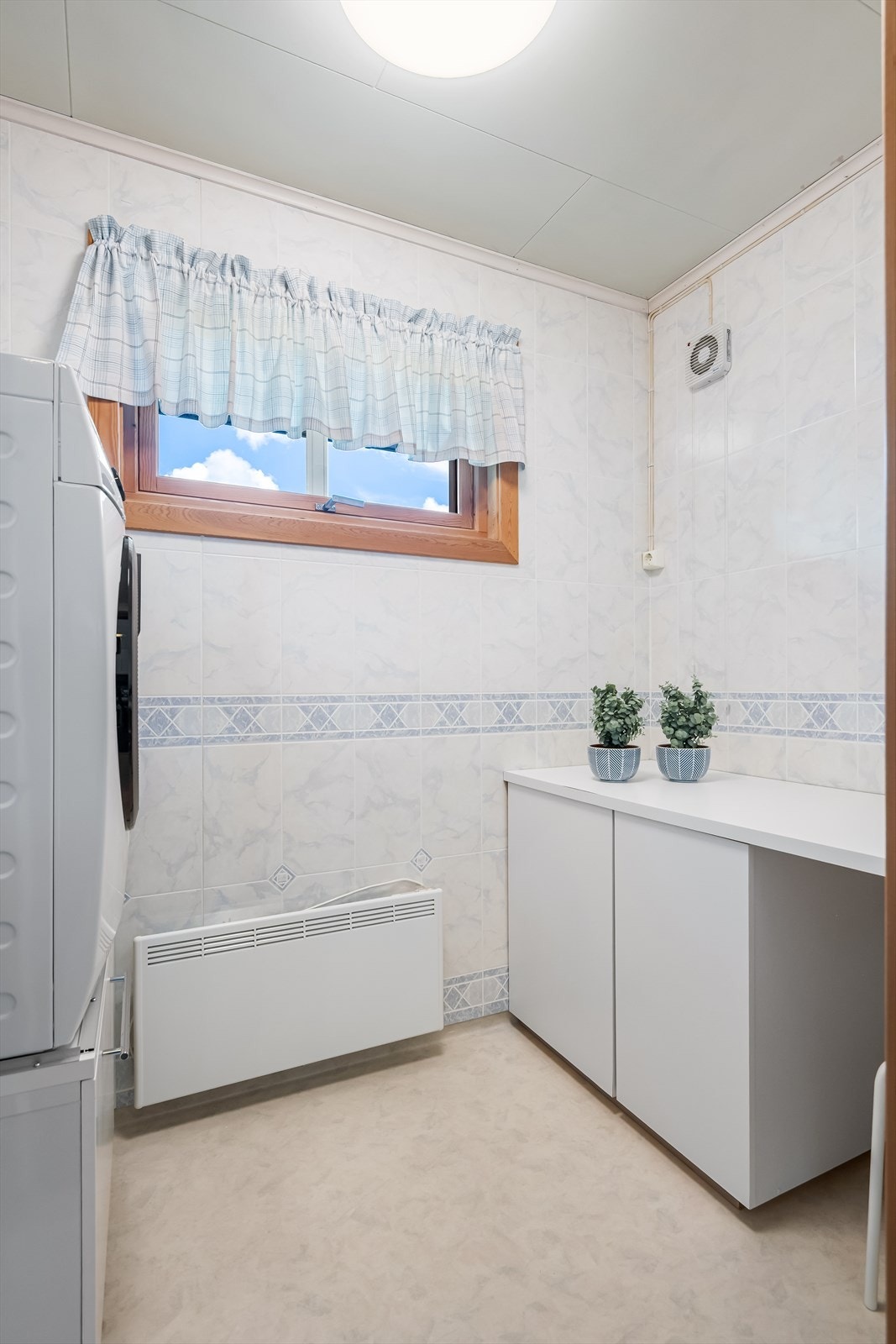 Boligen har eget vaskerom med skapplass. Galleribilde