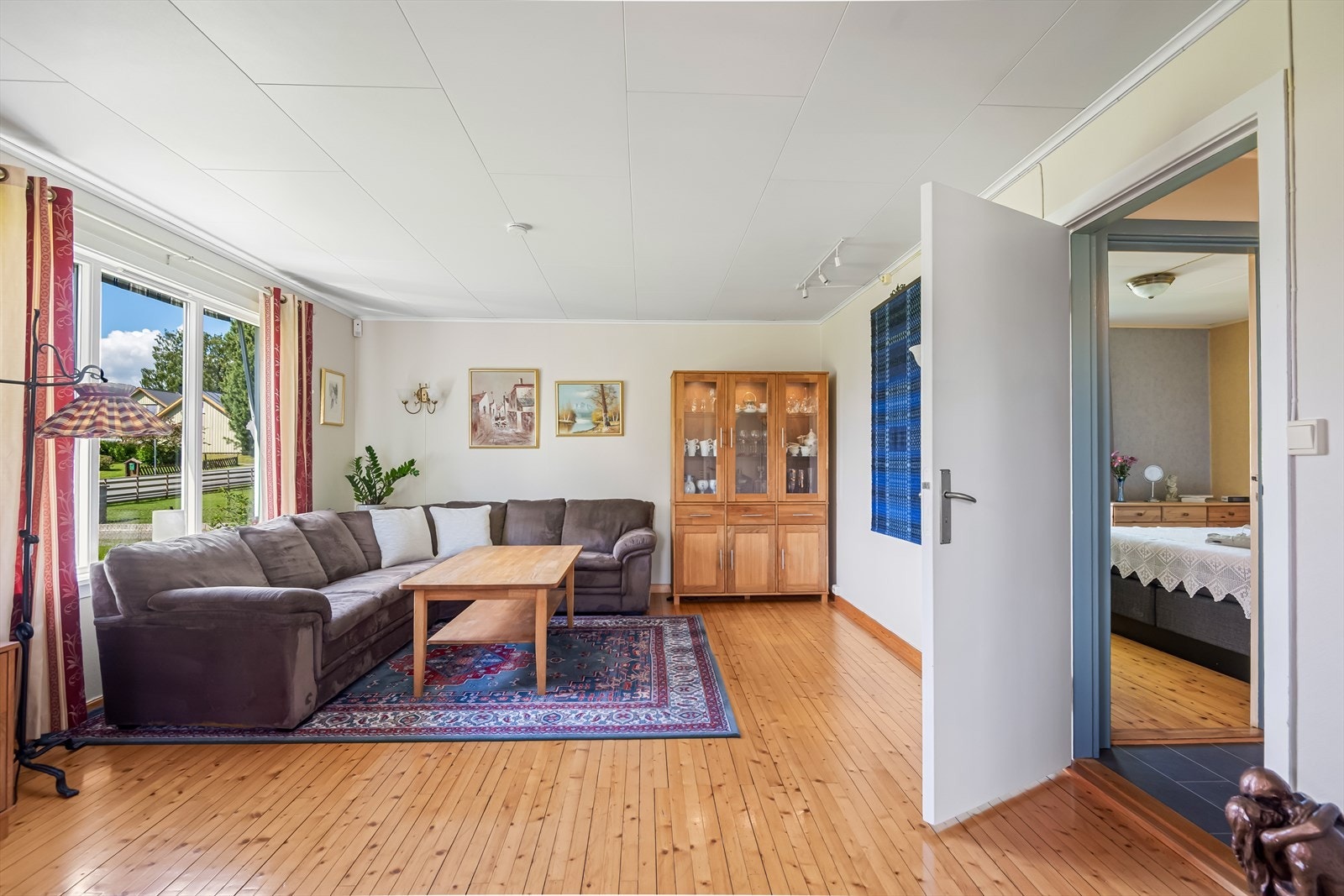 Stuen har store vinduflater som slipper inn rikelig med naturlig lys. Galleribilde