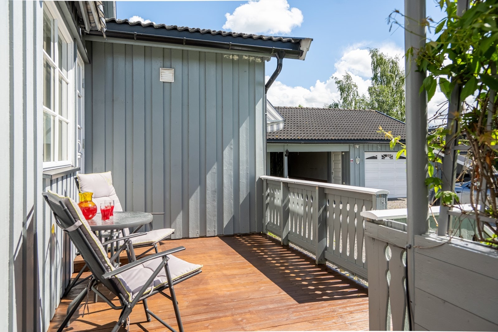 Boligen har gode solforhold, nyt fine sommerdager på terrassen. Galleribilde