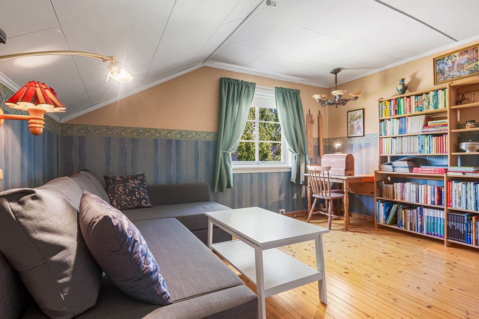 Stuen i 2.etg er meget romslig, her kan du slippe fantasien løs og innrede etter eget ønske. Galleribilde