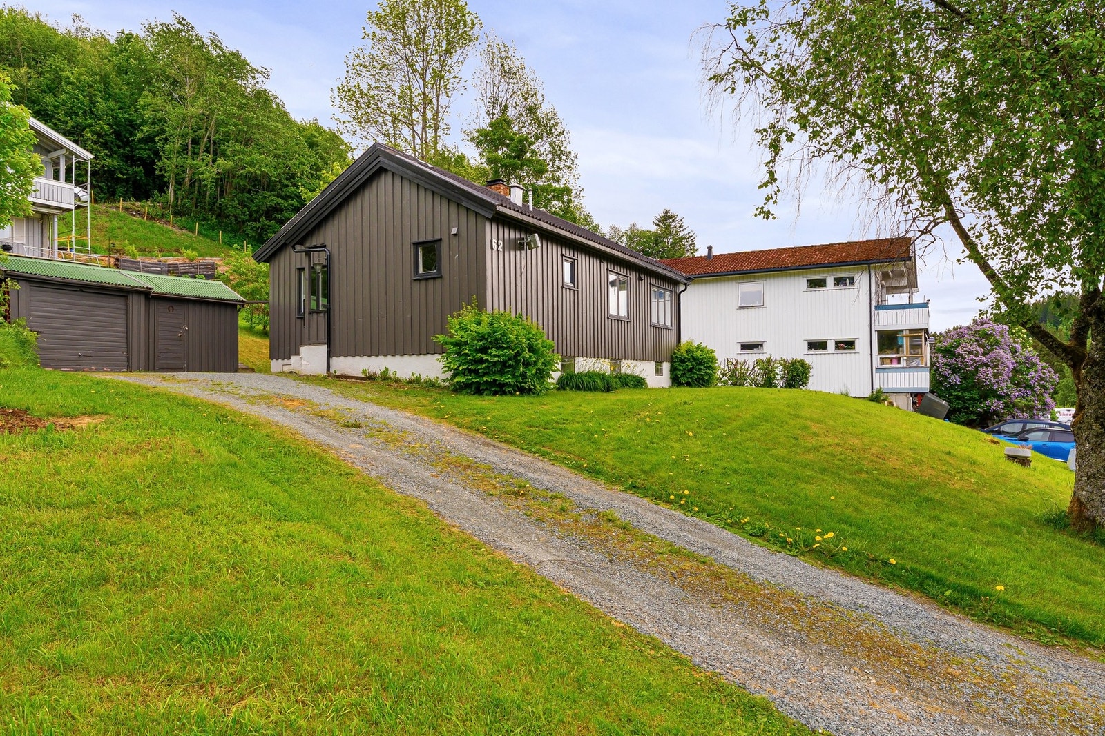 Eiendommen har garasje samt flere oppstillingsplasser på egen tomt. Galleribilde