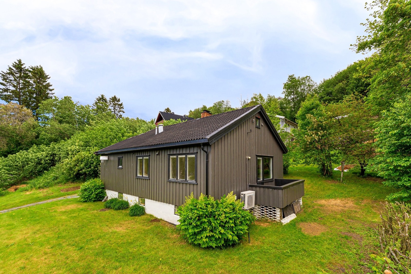 Eiendommen har Tomtearealet består av 2 teiger og er på totalt 2131kvm. Galleribilde