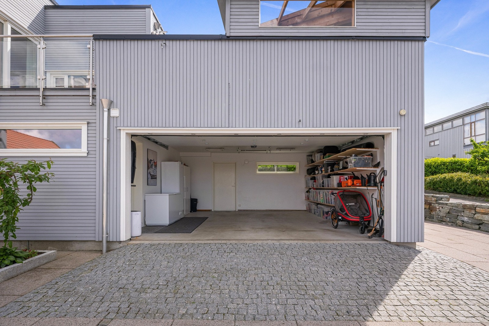 Boligen har en svært praktisk parkeringsløsning med dobbel garasje med direkte adkomst inn i boligen. Galleribilde