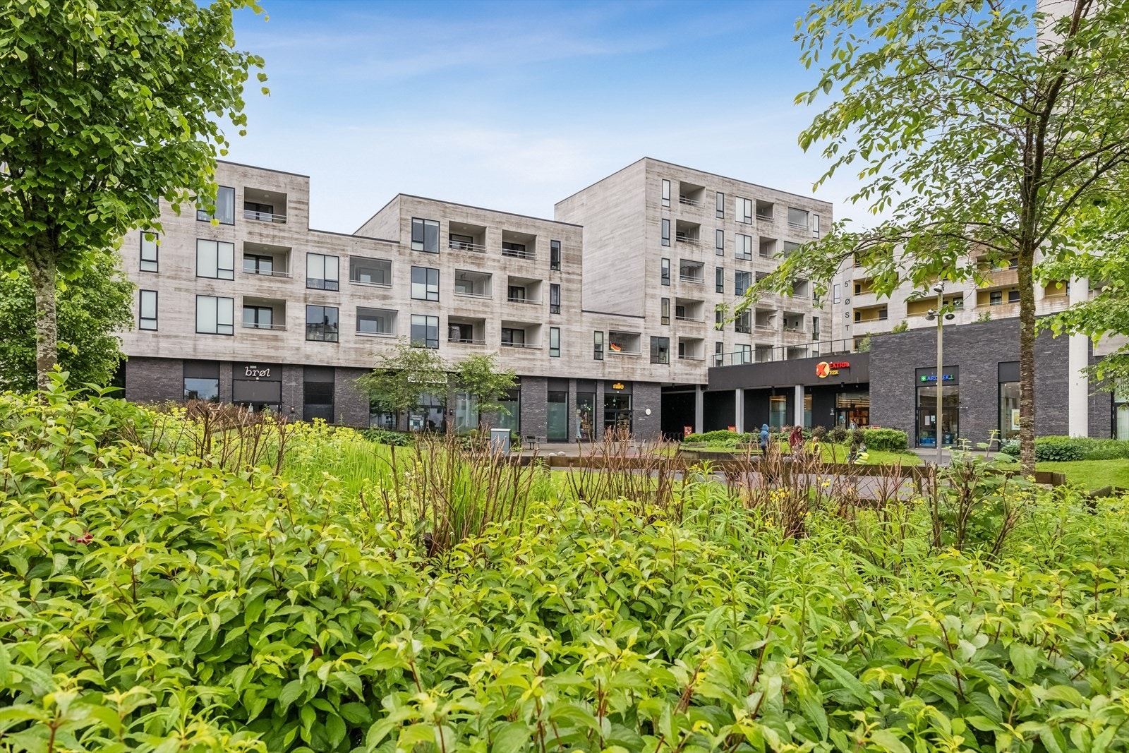 Nærområdet byr på bla. kvartalet 5 grader Øst som ligger kun noen få minutter fra leiligheten. Her er det bla. matbutikk, apotek og restauranten Brøl Galleribilde