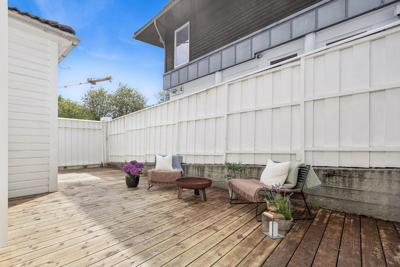 Her er det god plass til en stor sittegruppe, grill, utebord, m.m. Galleribilde