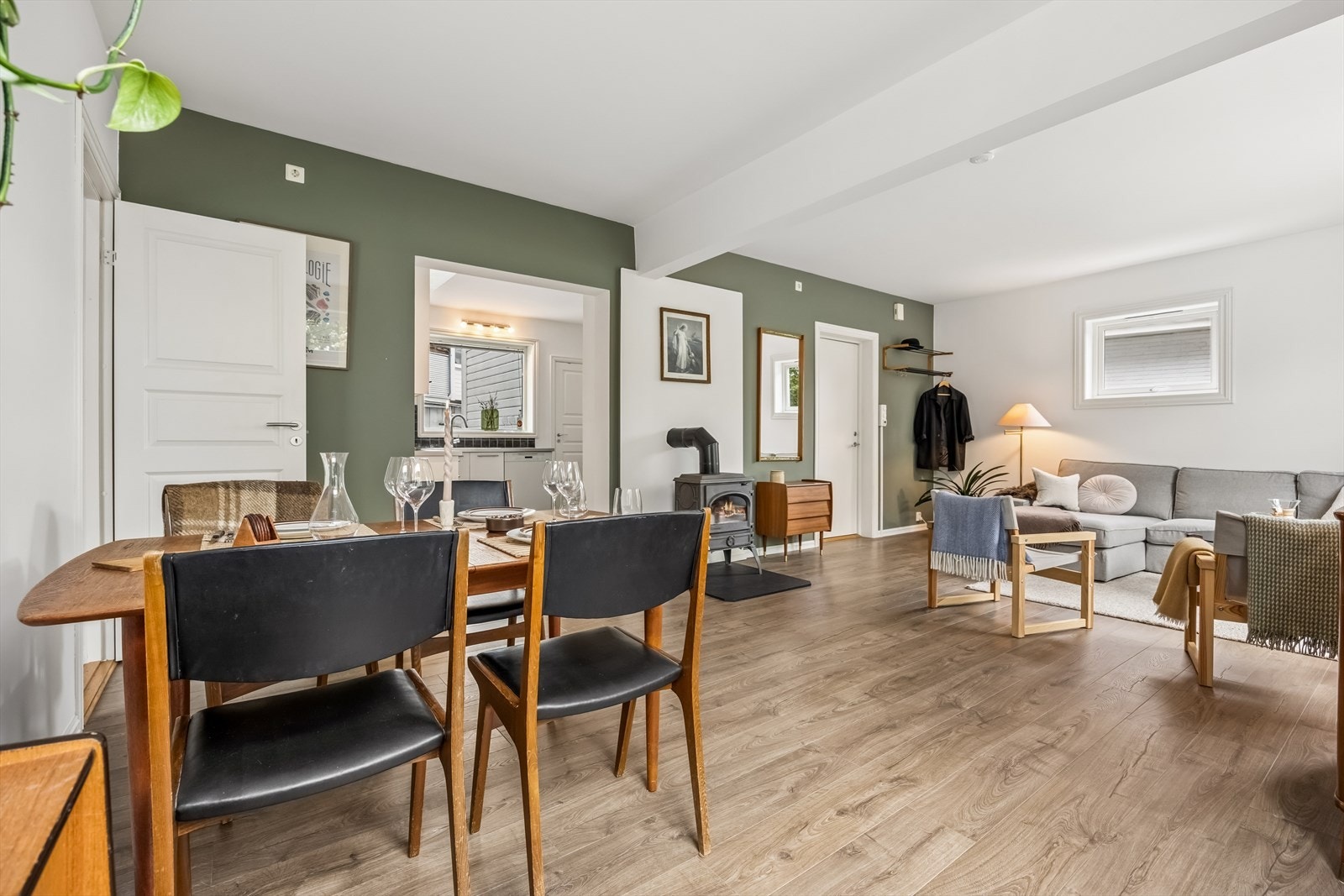 God plass til både spisebord og sofagruppe i stuen Galleribilde