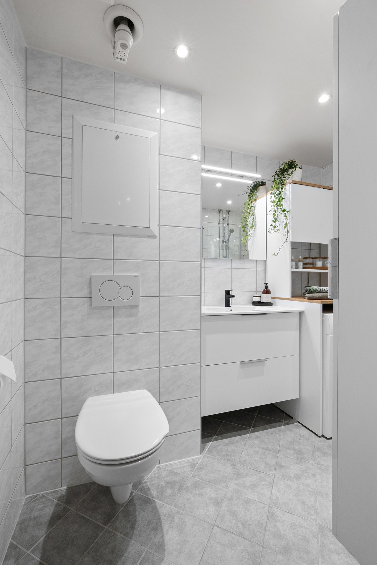 Totalrenovert bad fra 2016 med downlights, varmekabler og moderne innredning Galleribilde