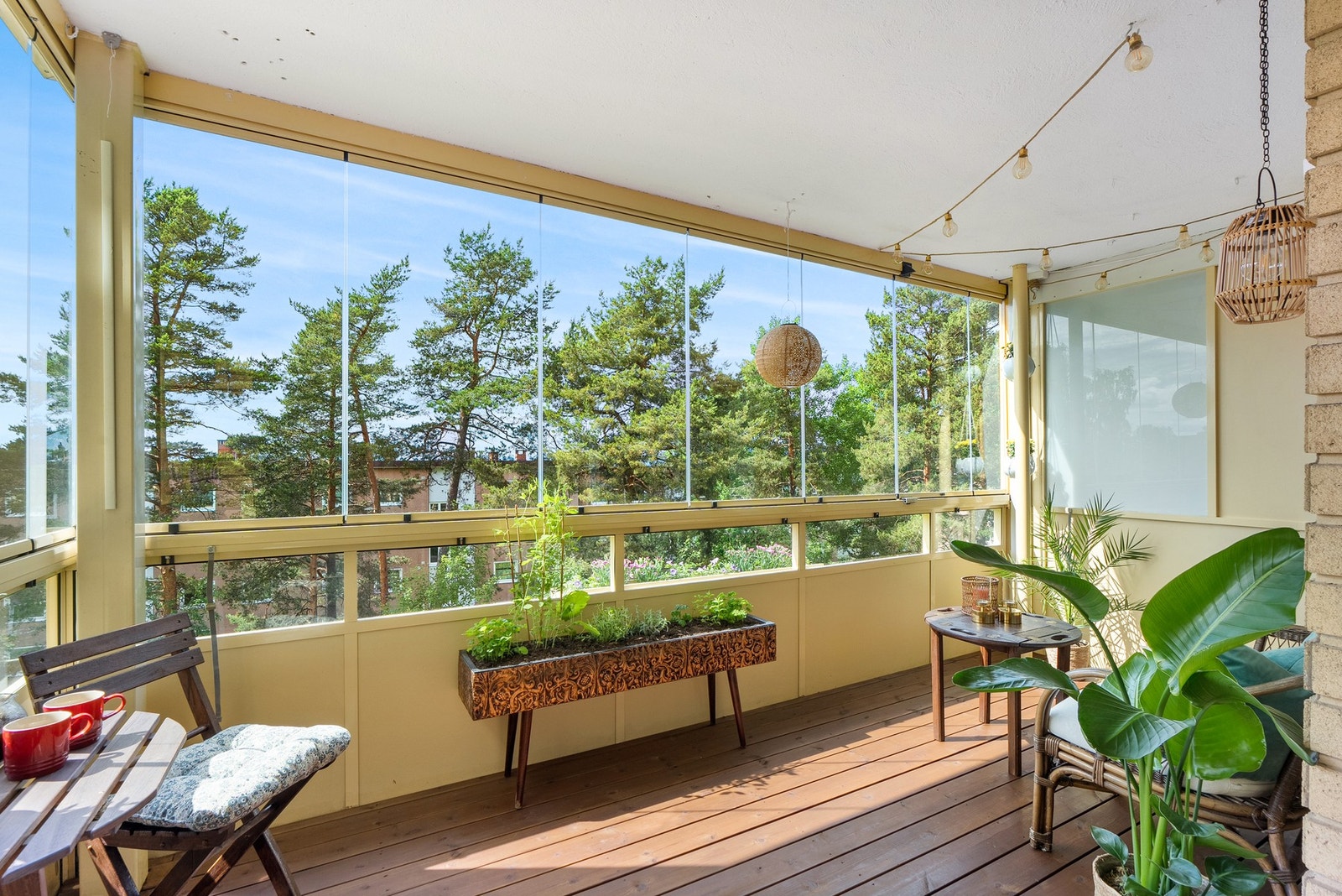 Ut til balkongen er det en kortvegg perfekt til pynt og blomster Galleribilde