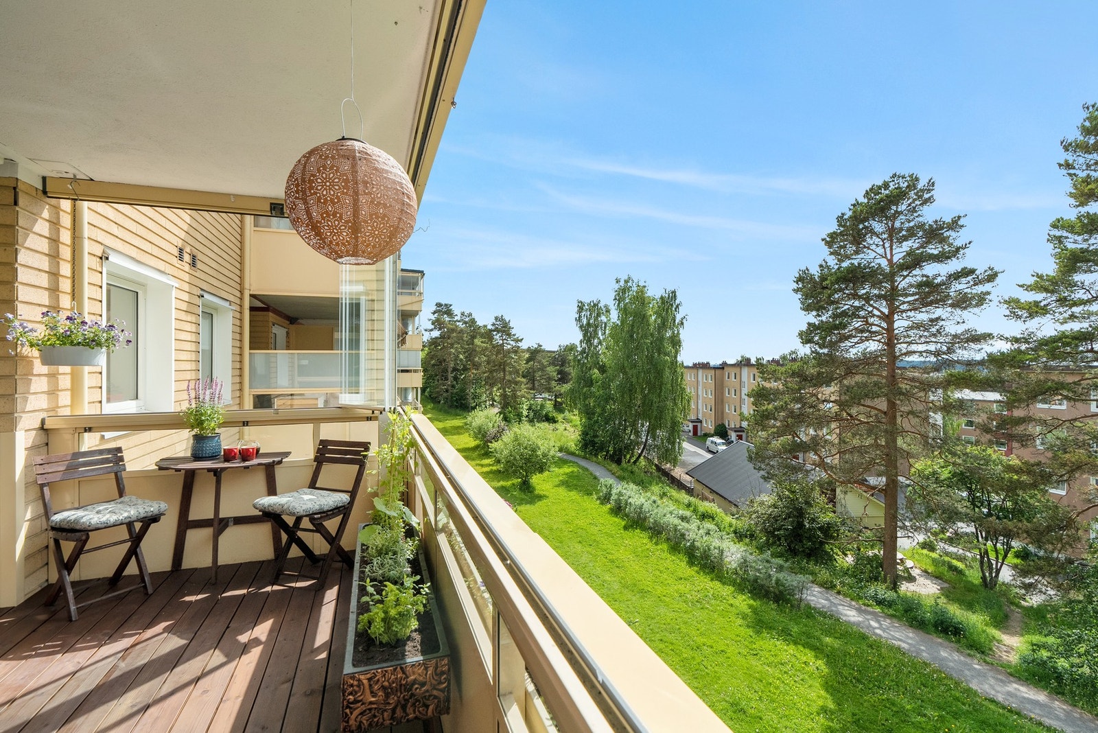 Usjenert plassering med fri utsikt! Det er nyere terrassegulv som er nybeiset sommer 2026 Galleribilde