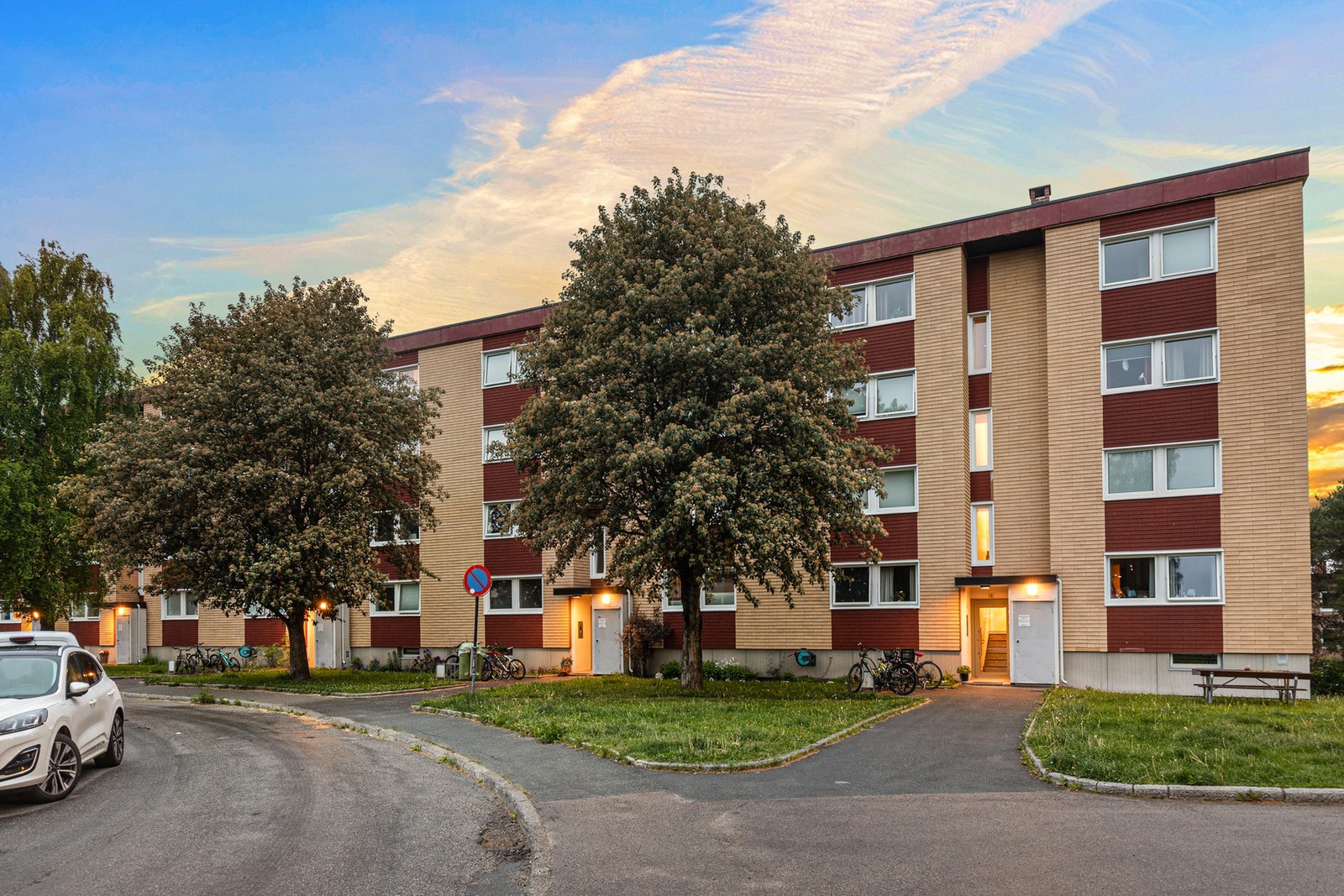 Det er gratis gateparkering utenfor døren og borettslaget disponerer 165 p-plasser som leies ut etter venteliste Galleribilde