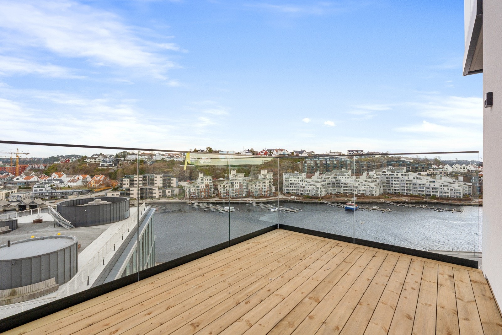 Utleiemegler Sør har gleden av å presentere denne flotte leiligheten i 8. etg. Flott utsikt mot Otra! Galleribilde