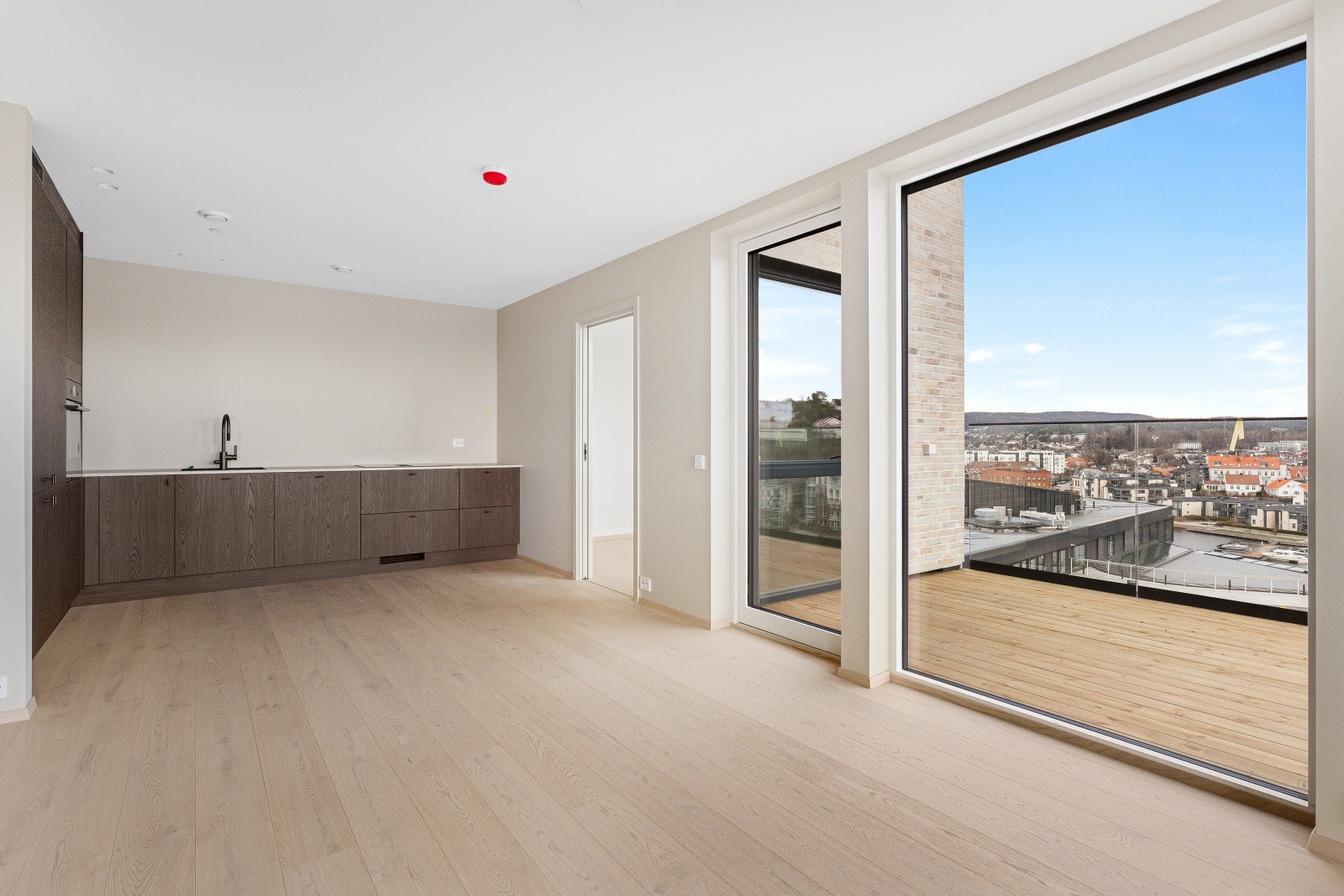 Stuen er lys og har store vinduer Galleribilde