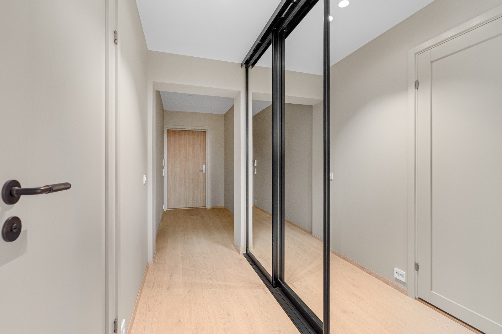 Gang med skyvedørsgarderobe med speil Galleribilde