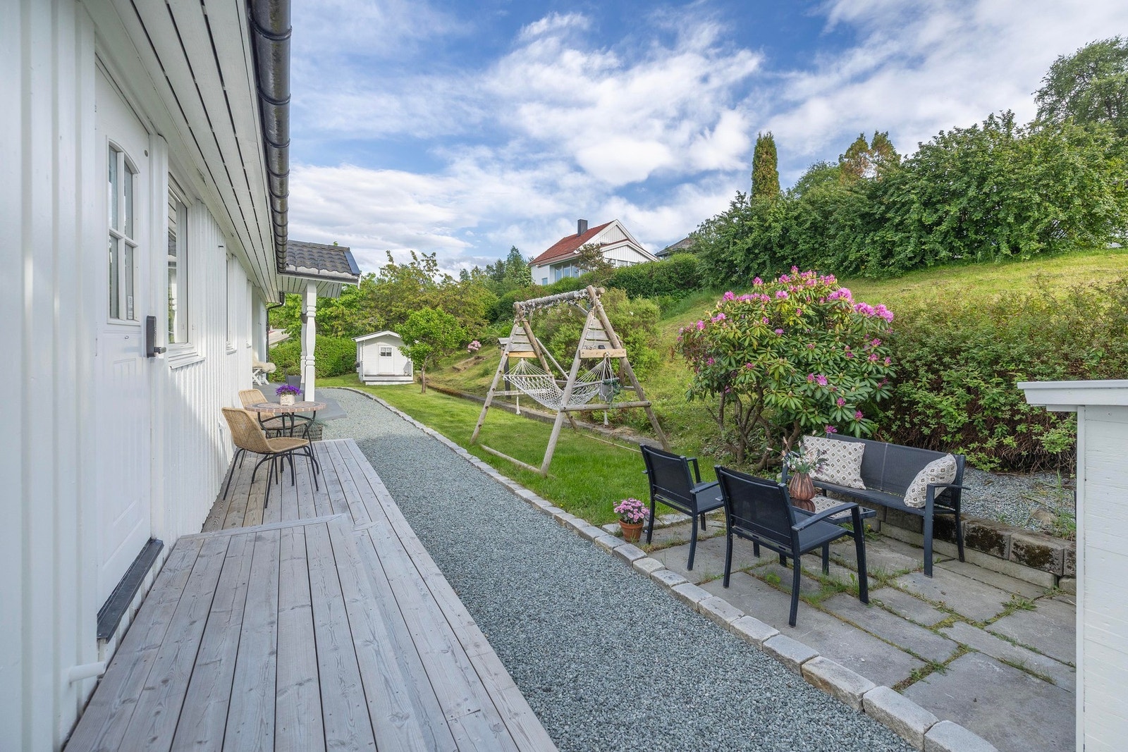 Pent opparbeidet hage med flere soner for lek, avslapning og hygge. Galleribilde