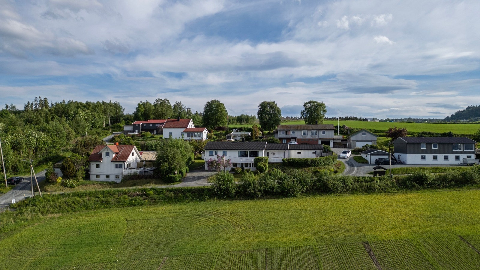 Eiendommen ligger i et rolig og etablert boligområde omgitt av grøntarealer. Galleribilde