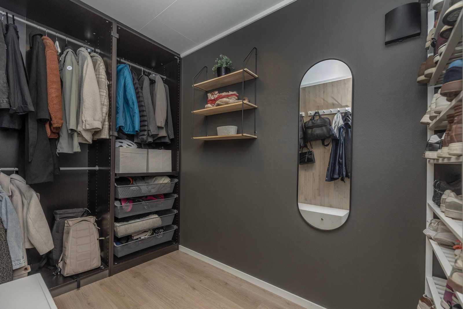 Romslig walk-in garderobe med god oppbevaringskapasitet. Galleribilde
