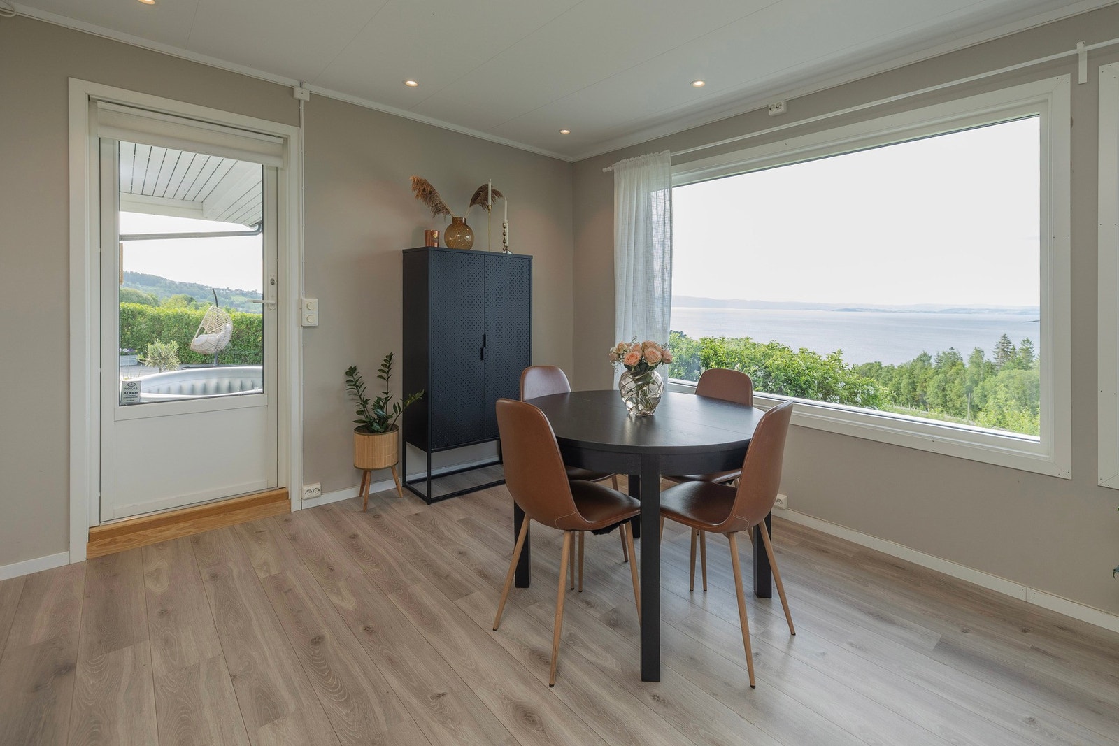 Spiseplass med fantastisk utsikt og utgang til uteområdet. Galleribilde
