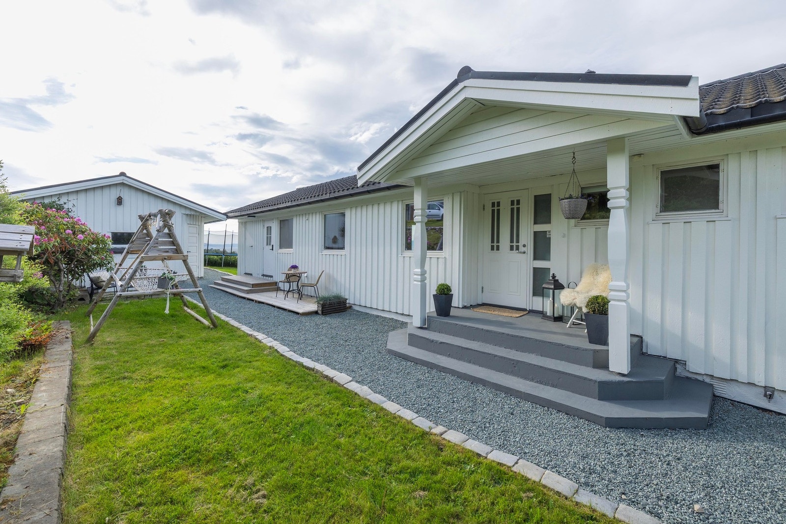 Velkommen til en innholdsrik familiebolig med flott beliggenhet. Galleribilde